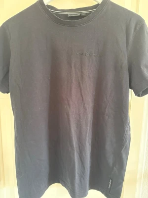 Sail racing T-shirt  - Svart t-shirt från Sail Racing med diskret logga på bröstet och en liten detalj i nacken. Klassisk rund hals och korta ärmar. Tillverkad i mjuk bomull för en skön känsla. Perfekt till jeans eller shorts.