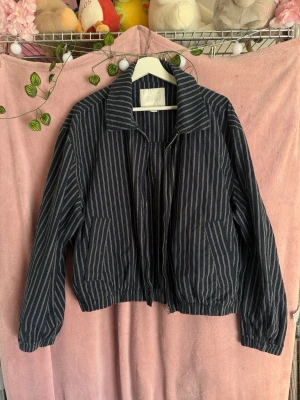 Bomber jakke - Navy stripete jakke i str M, i bomull.  Tynn men gir en kul look.  Kan leveres eller hentes i Frogner!✨