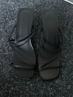 Svarta sandaler med smala remmar - Tror att jag köpt de när jag var utomlands någonstans, marknad eller butik. Endast testade hemma då de ej passade mig