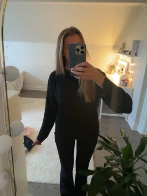 Lågmidjade kostymbyxor  - Trendiga kostymbyxor ifrån bikbok. Sitter väldigt fint och är i bra skick. Skriv gärna om ni vill diskutera priset eller undrar om något!❣️