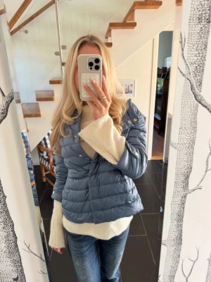 Trekvartsärmad Herno jacka - Så snygg trekvartsärmad jacka från Herno, perfekt till hösten! Nypris 4600 kr.