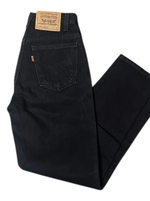 Vintage Levi's Black 950 Relaxed Fit Tapered Leg Orange Tag Jeans - W28/L32 - Små i storleken - Vintage Skick - Waist: 71cm Outer Leg: 96cm Inner Leg: 75cm Leg Opening: 30cm - Kommer vara med på Sneakershyllans Live på Plick den 2 Juli.