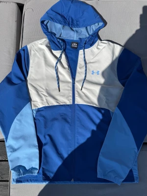 Under Armour Windbreaker/Vindjacka - Helt ny med prislapp. Nypris är 999kr. Först till kvarn!🙌🏻