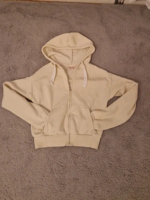 Zip up hoodie - Zip up hoodie från gina tricot i ljus gul. Jötte snygg!!!!💛