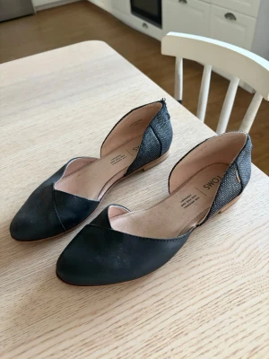 Svarta ballerinaskor från TOMS - Jag säljer dessa snygga ballerina skorna från toms. De är bara använda enstaka gånger men är i topp skick, är i storlek W6! Skriv vid minsta fundering💞