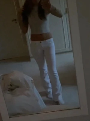 Vita jeans - Mycket bra skick💕 nypris ca 3700kr. Säljer då jag inte använder längre. Storlek W25 men passar mig som vanligtvis är storlek S och 168cm