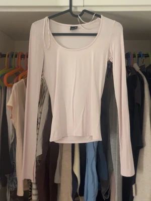 Ljusrosa långärmad topp Gina Tricot - Säljer ett yogapants set från gina, då det ej kommer till användning längre, hela setet säljs för 250kr och byxorna är i strl 170 men passar en strl S och är dessutom väldigt långa!