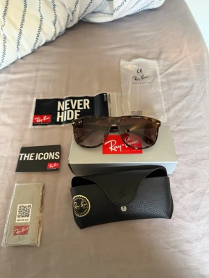 Ray Ban boyfriend - Jag säljer ett par riktigt snygga och stilrena Ray Bans i modellen boyfriend. Dem passar till alla tillfällen och höjer varenda outfit nu till sommaren☀️✅ Produktinformation * Modell: Ray ban boyfriend  * Färg: Light havana clear gradient brown  * Storlek: 60▪️15 (se bilden på ena bågen) * Alla originaltillbehör från köpet medföljer vilket syns på bilden * Glasögonen är i nyskick och dem är aldrig använda  Frågor eller funderingar? Kontakta mig✅ Allt gott, mvh Noah🙌