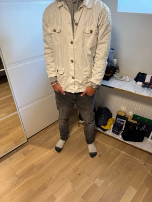 Vit overshirt med knappar - Vit overshirt från Daniéls i storlek L                   Pris kan diskuteras vid snabb affär                    Skriv vid minsta fundering💫