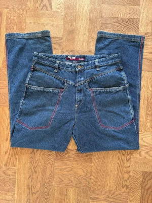 Jeans Phat Farm - Vintage baggy jeans från ikoniska Phat Farm. Grundades 1992 i USA och blev ett populärt klädmärke inom streetwear och hiphop-kulturen. Mått: midja 92 cm, innerben 80 cm