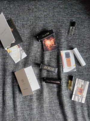 Parfymprover mixade dofter - Ett parti med sju parfymprover med vaniljdoft. Innehåller följande dofter:  * Stéphanie de Bruijn - Vanilla Baby 2 ml * Jovoy - Fire at Will 2 ml * Indult - Tihota 3 ml * Perfum d'empire - Madagascar le baume vanille 2 ml * Jeroboam - Hauto 1 ml * Joyvoy paris- Aqua Memorabilis 2 ml * Majouri - Imperial Vanilla 2 ml  Alla parfymer är testade 1 gång och är köpta på joyvoy.com