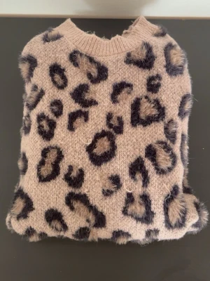  leopardmönstrad tröja  - säljer en leopard tröja stickad ifårn lindex, lite trådar på den men går att klippa bort 