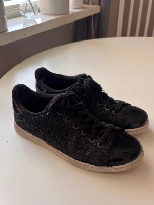 glittriga victoria skor  - svarta glittriga victoria skor i storlek 39.. flera defekter (bild 3, 4 & 5). skriv vid intresse eller frågor! 🖤