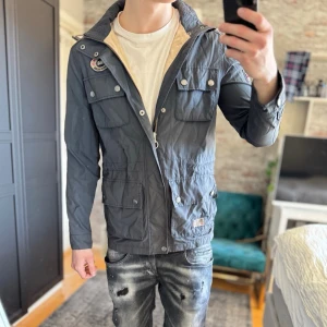 Morris jacka - Bra skick, använd men inga hål eller fläckar! Passar dig som är mellan 170-180cm ungefär. Modellen är 185 cm, 75kg. Sänkta priser på köp av fler varor! Skriv för mer information🤝
