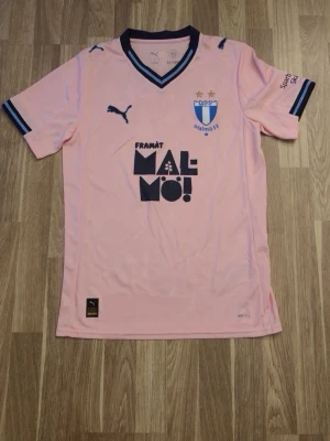 Rosa Malmö FF matchtröja Puma - Säljer en rosa Malmö FF matchtröja från Puma med mörkblå detaljer och klubbmärke på bröstet. Storlek S.