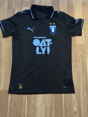 Svart Malmö FF matchtröja Puma - Snygg svart matchtröja från Malmö FF med ljusblå detaljer, köpt i mff affär storlel S.