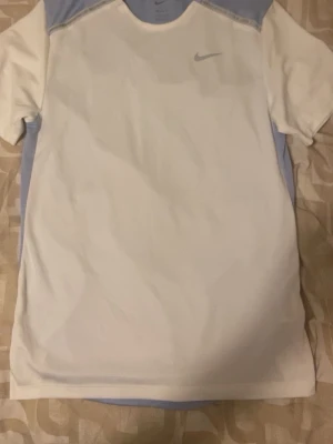 Vit Nike Miller T-shirt  - En snygg vit Nike Miller T-shirt från JD. Köpt för 500kr! Mycket bra skicka!