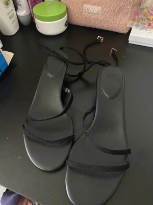 Klackar - Klackar ifrån h&m, aldrig använda, bara testade. Passar inte riktigt min fot därav de säljes. Superfina & perfekta nu till sommaren. Låg klack så lätta att gå i. Pris är diskuterbart.
