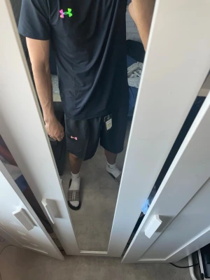 Byte söks bara tröja! - Hej, om någon intresserad av något tillbyte mot denna fina under armour tröjan bara passa på och skriva till mig😁Tröjan är M men passar S!