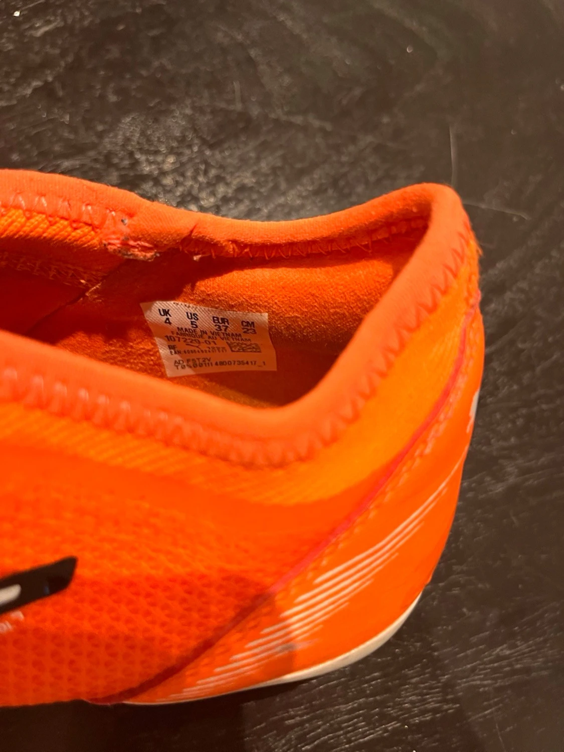 Orangea fotbollsskor från Puma - 2