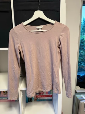 Långärmad topp från H&M - En enkel och stilren långärmad topp från H&M. Den har rund halsringning och sitter hyfsat tajt. 