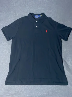 Polo Ralph lauren pike tröja  - Polo Ralph lauren svart piké tröja, skick ny med alla taggar, storlek L. OBS! Pris kan diskuteras 