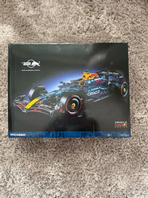 Lego Red Bull F1 - Säljer Lego av en Red Bull Racing Formel 1-bil med 1639 delar. Modellen är svart med detaljer i blått, gult och rött och har realistiska dekaler från Oracle och Red Bull. Perfekt för dig som gillar motorsport och att bygga avancerade modeller.