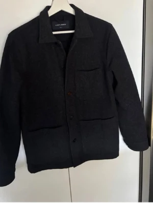 Mörkgrå overshirt a days march - Stilren mörkgrå overshirt från a days march i storlek s. Knappt använd. 