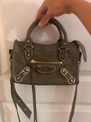 Mörkgrön City Bag - Super söt olive grön city bag i äkta lammskinn, skriv för flera bilder på insidan🤍🤍