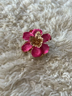Stor blomformad ring i guld och rosa - Galet snygg ring köp om du vill vara unik och cool😝