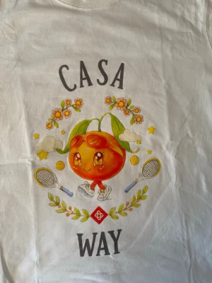 Casa Blanca tshirt - Säljer en Casa Blanca vit t-shirt med ett färgglatt tryck. Storlek S men oversize. Ny
