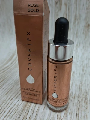 Cover FX Custom enchancer drops highlighter blush Rose Gold - Flytande highlighter från Cover FX i nyansen Rose Gold. Kommer i en glasflaska med pipett för enkel applicering. Ger en metallisk, roséguldig glow som kan byggas upp för extra lyster. Perfekt för att framhäva ansiktets högsta punkter.