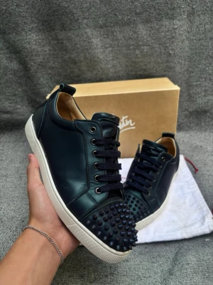 Louboutin skor - Louboutin skor | Nypris 10000kr | Pris 2699kr | Skick: 9,2/10 nästan oanvända | kartong + dust bag | 100% Äkta/orginala kom med frågor vid köp eller liknande🤗