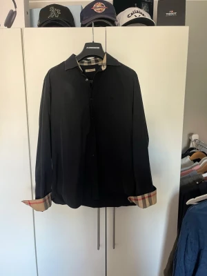 Mörkblå skjorta från burberry - Det skjrota fråg Burberry. Storlek XL men passar definitivt L. Mycket gott skick.