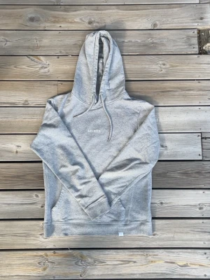 Les deux hoodie - En mysig hoodie från Les deux! Storlek small. Inga defekter. Hör av er vid intresse!