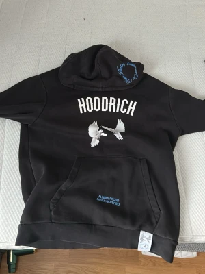 Hoodrich huvtröj - En tröja ifrån Hoodrich i väldigt fint skick, storlek L mennpassar som M