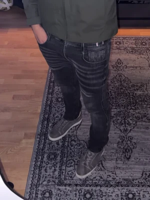 Replay Jeans - Skitsnygga grå replay jeans i slim fit, perfekt för en avslappnad stil. Passar 185-190cm, som på bilden. Midjan är w31 L 34