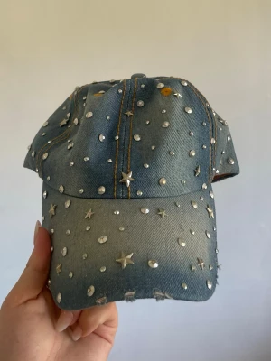 Keps med paljetter - Snygg keps med paljetter. 2000s stil. Bra till rena fester eller bara vardag. 