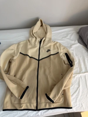 Nike teach fleece  - Säljer min Nike teach kofta då jag ej använder den.