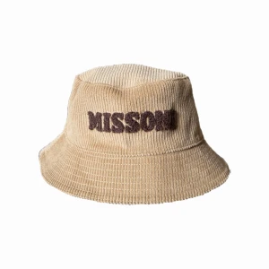 Somrig Missoni bucket-hat i beige manchester (ny med tagg) - Riktigt snygg beige bucket-hat från Missoni, perfekt för sommaren, beachclub eller solig dag på stan. Mörkbrun logga framtill. Aldrig använd eller testad, med taggen kvar. Ordinarie/ny- pris 1894kr