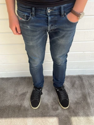 Diesel jeans mörkblå - Hej! Säljer dessa riktigt snygga och slitstarka Diesel jeans med slim passform! Modellen på bilden är 191cm och väger 78kg. Storleken är W32/L32. Materialet består av 99% bomull och 1% elastan. Hör av dig vid intresse! 🙌