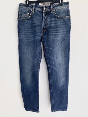 Jacob Cohen Jeans - Jacob Cohen Jeans i en sjukt fet och unik model! Skick efter bilder men väldigt fint skick i helhet. Längd=98, Bredd=41. Modellen är 688 och sitter slim/regular. Står storlek 31 men passar 30/30 skulle ja säga. Kontakta mig för fler frågor och funderingar!