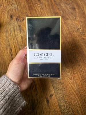 Good Girl parfym 30ml - Good Girl från Carolina Herrera är en ikonisk parfym i elegant svart och guld förpackning med vit etikett. Doften är en Eau de Parfum och flaskan rymmer 50 ml. Perfekt för dig som gillar lyxiga och moderna dofter. Helt oöppnad, fortfarande plomberad