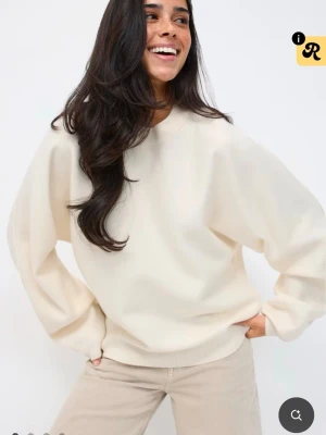 Vit figursydd oversized tröja  - Köptes för 400kr från Gina Tricot. Prislapp ej kvar men aldrig använd! Så helt ny utan defekter 💕