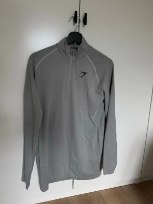 Grå träningströja Gymshark - Aldrig använd. Storlek XL, passform som M/L.