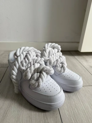 Air Force 1 med rep - Säljer en par air forces från Nike med rep, i absolut toppskick. Skicket är 10/10, endast provade och i princip helt ny. Perfekt till någon som uppskattar unika skor.💯  Säljes eftersom de inte används. Skicka gärna DM vid frågor eller om du vill ha flera bilder. Pris kan diskuteras.🔥