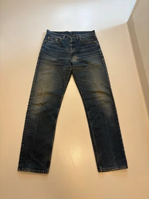 Vintage Levis jeans - Vintage Levis jeans orange tab 1997 //  Modell 615 straight/bootcut //  Mycket bra skick //  Storlek W34 L34 //  Midja 43cm  Längd 113cm  Innerben längd 82cm  Lårvidd 30cm  Benöppning 20cm  Skriv vid minsta fråga eller fundering💯