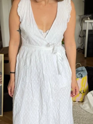 Klänning från & other stories strl XS - Fin klänning som inte kommit till användning pga för liten för mig. En knapp har lossnat på insidan - se bild. 