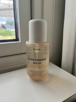 Phlur - Säljer en hair & body mist från Phlur i lukten ”Cashmere Skin”. Den är testad men det är väldigt mycket kvar av produkten, vilket syns på bilderna. 240ml, dvs den stora flaskan🩷