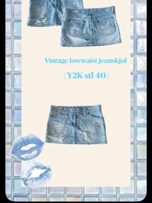 River Island Vintage ljusblå lowwaist jeanskjol - stl 40 | Y2K - Säljer en vintage Y2K-inspirerad jeanskjol i ljusblå denim med låg midja. Kjolen har slitna detaljer, rå kant nertill och klassiska jeansfickor fram och bak. Perfekt för dig som gillar retro och streetstyle. Kontakta gärna vid frågor eller vid behov av fler bilder/info🙌